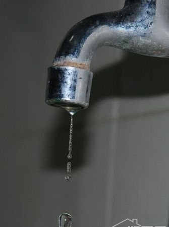 一个滴水的水龙头一天会浪费多少水
