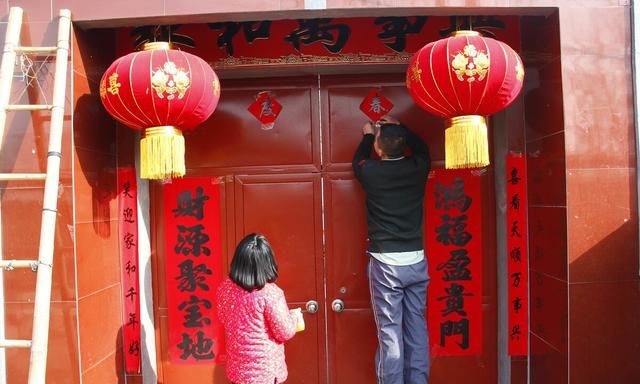春节有哪些习俗，每到春节时，除了贴春联，还有哪些传统习俗呢？图10