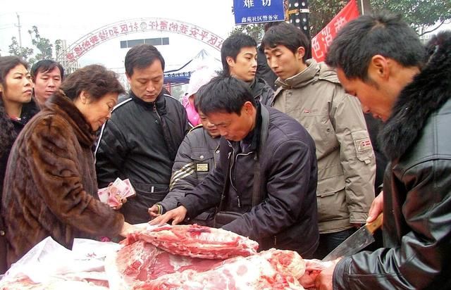 春节有哪些习俗，每到春节时，除了贴春联，还有哪些传统习俗呢？图8