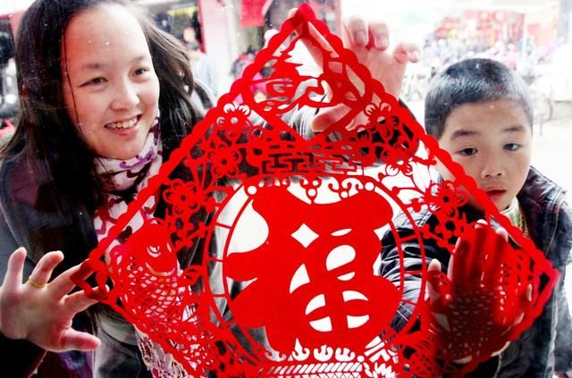 春节有哪些习俗，每到春节时，除了贴春联，还有哪些传统习俗呢？图7
