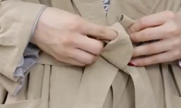 衣服蝴蝶结怎么系,衣服蝴蝶结怎么打视频慢动作图6
