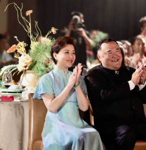 ​很幸福！杨澜晒照纪念与吴征结婚28周年