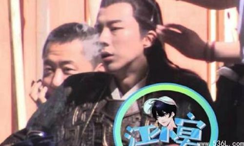 刘宇宁被曝片场抽烟 曾在采访称为了嗓子已经戒烟