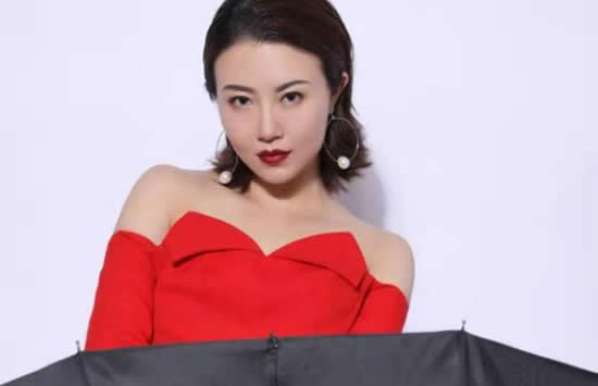 抖音撑伞接落花看那西风骑瘦马是什么歌 歌曲《笑纳》演唱者及歌词介绍