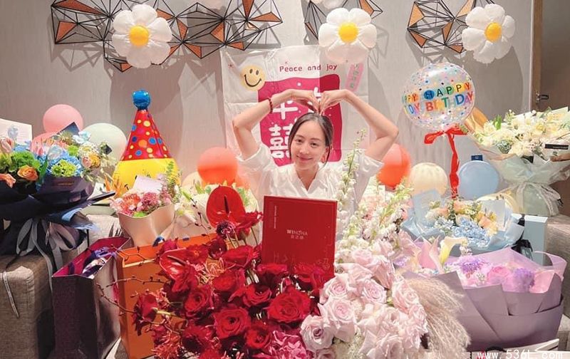 張鈞甯的母亲是谁？特地去青岛庆生日