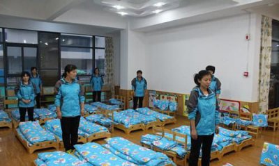 ​保育员工资，在幼儿园里面当保育员工资多少？