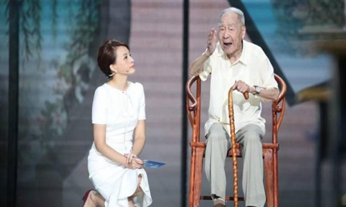董卿凭什么成央视第一美  董卿与公安部副部长生子?