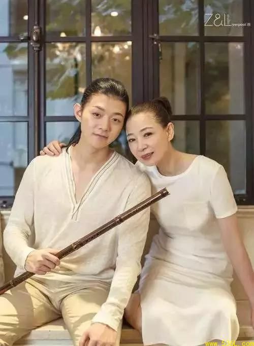 仲小萍的老公是谁？仲小萍比火风大几岁？