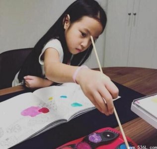 ​赵薇女儿小四月近照 赵薇的女儿现在好看吗