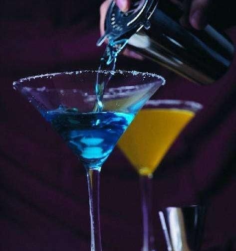 鸡尾酒的种类，盛装鸡尾酒的杯子有哪几种？有图更好。没图的给适当描述，谢谢？图2