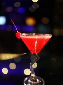 ​鸡尾酒的种类，盛装鸡尾酒的杯子有哪几种？有图更好。没图的给适当描述，谢谢