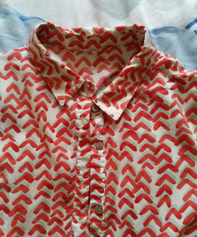 衣服大了怎么洗能缩小，衣服领口太大了怎么改小妙招？图1