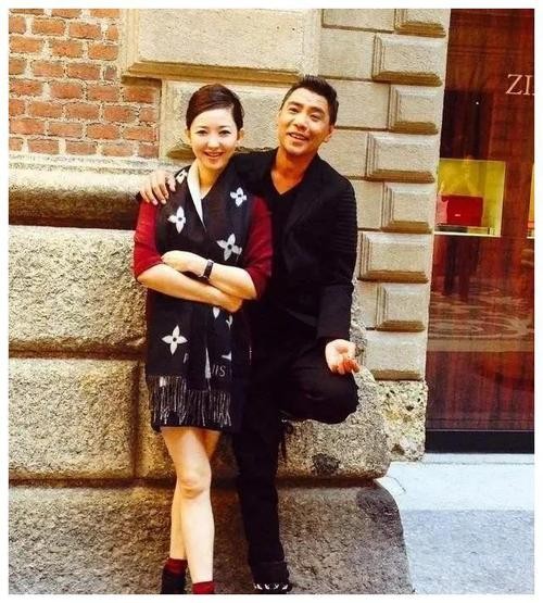 屠洪刚：娶二婚女助理当老婆，对继子视如己出，今继子比他还风流