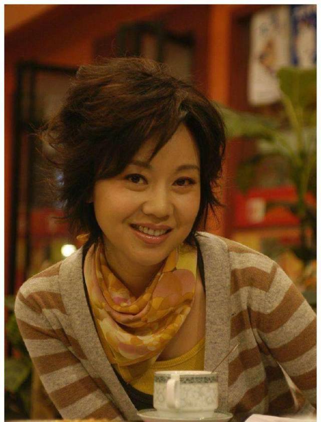 闫妮的个人资料简介是 前夫净身出户，52岁至今单身，三段“姐弟恋”始终无果