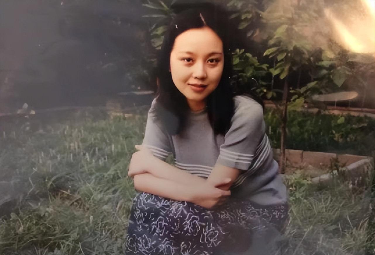 闫妮的个人资料简介是 前夫净身出户，52岁至今单身，三段“姐弟恋”始终无果
