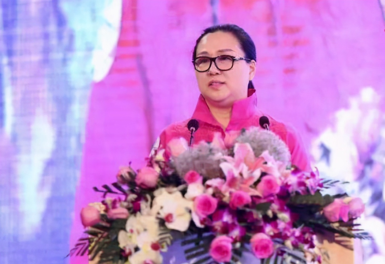 王洪文女儿：白酒起家成上海女富豪，多次拒绝绿卡，只因是中国人