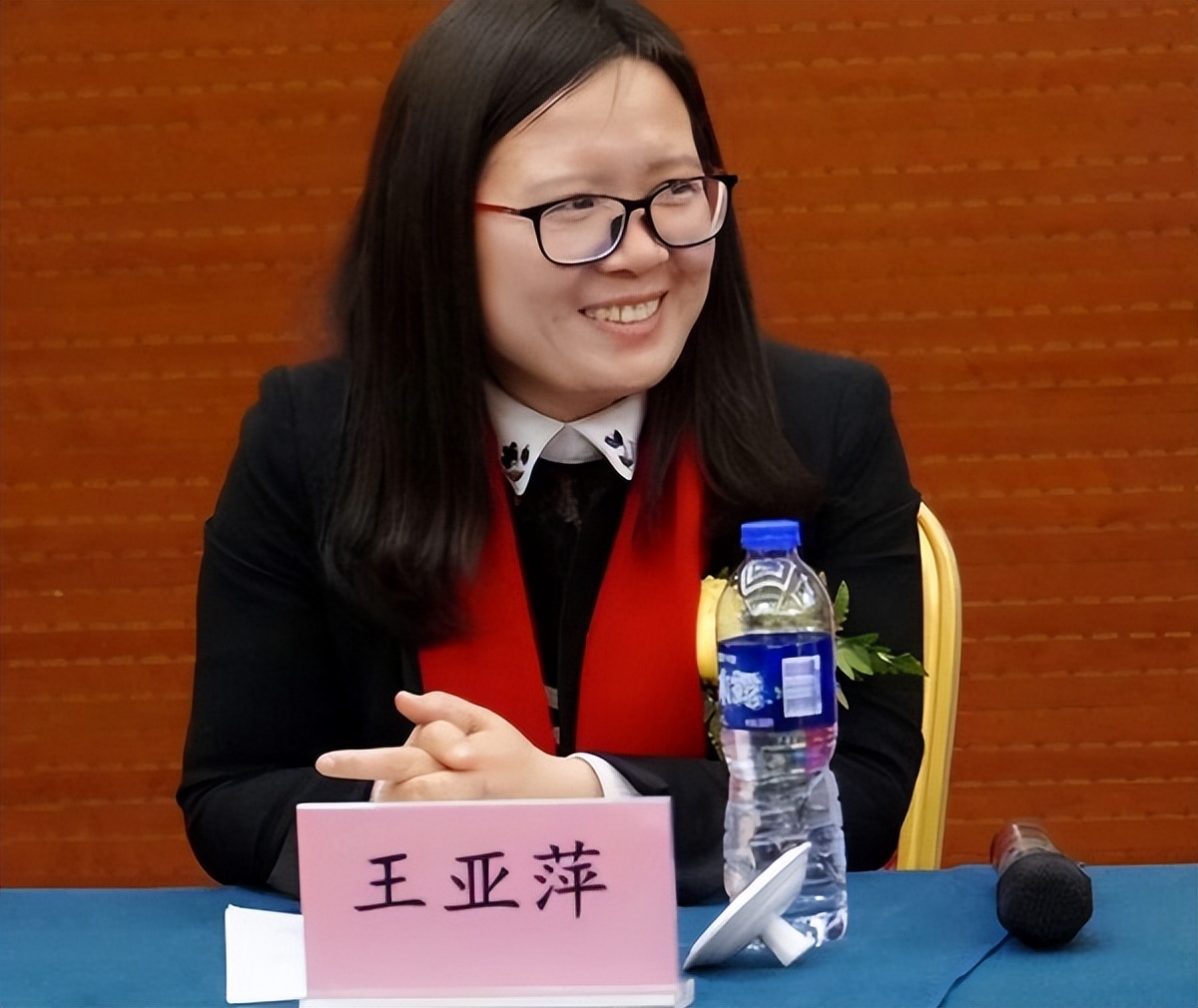 王洪文女儿：白酒起家成上海女富豪，多次拒绝绿卡，只因是中国人