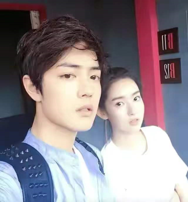 打破分手传闻！杨玏现身机场接王玉雯，主动帮对方搬行李箱显亲密