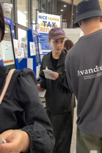 ​窦骁戳何超莲的脸宠溺恩爱 二人一路相随甜蜜爆棚