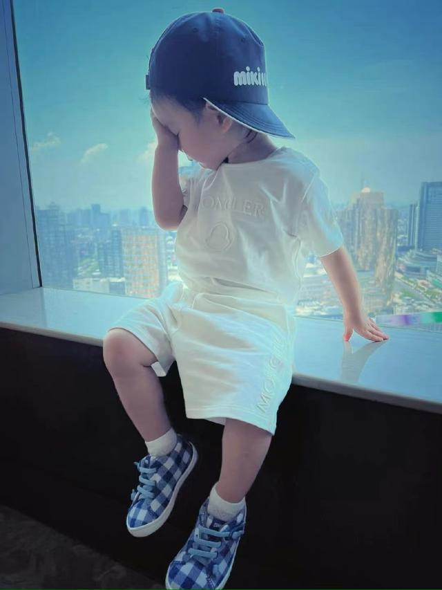 演员王阳深夜罕见晒娃营业，女儿模样帅气穿搭时尚，好有星范儿