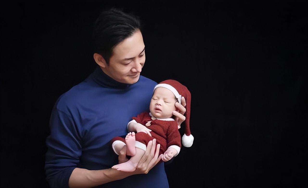 演员王阳深夜罕见晒娃营业，女儿模样帅气穿搭时尚，好有星范儿