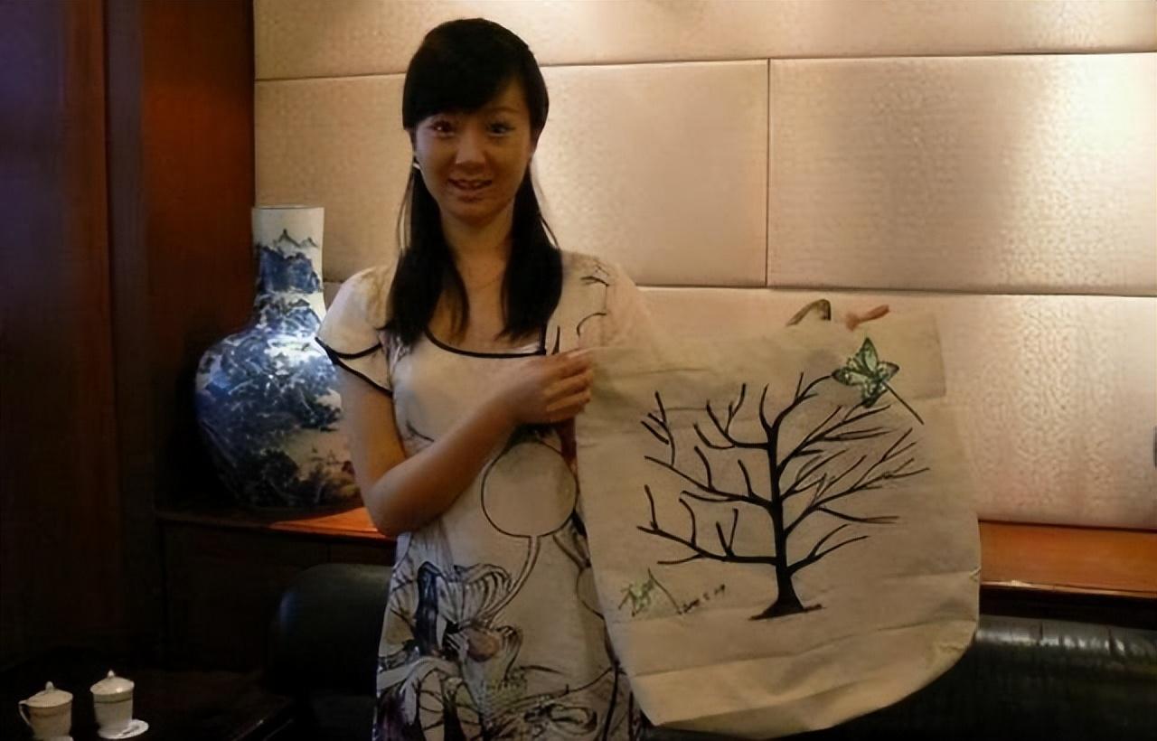 演员王阳深夜罕见晒娃营业，女儿模样帅气穿搭时尚，好有星范儿