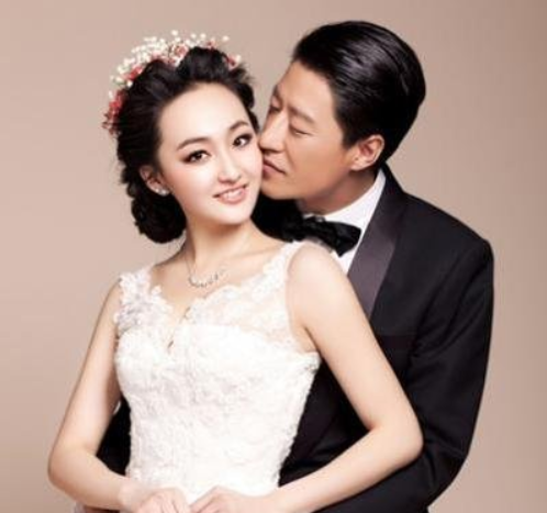 于震个人资料（于震：二婚娶小13岁娇妻，婚后连生三胎，如今一家五口其乐融融）