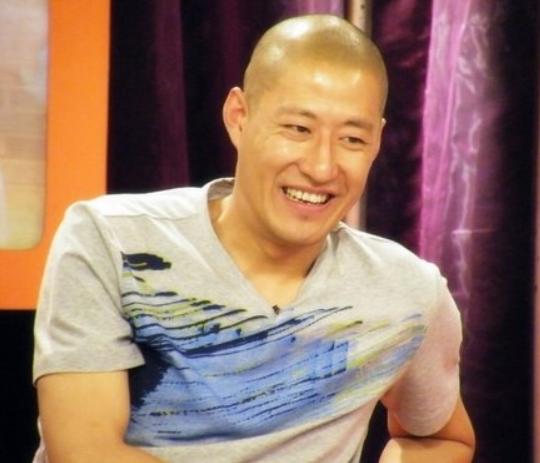 于震个人资料（于震：二婚娶小13岁娇妻，婚后连生三胎，如今一家五口其乐融融）