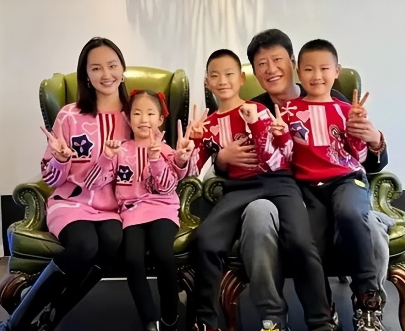 于震个人资料（于震：二婚娶小13岁娇妻，婚后连生三胎，如今一家五口其乐融融）