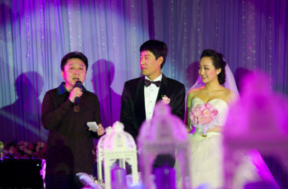 于震个人资料（于震：二婚娶小13岁娇妻，婚后连生三胎，如今一家五口其乐融融）