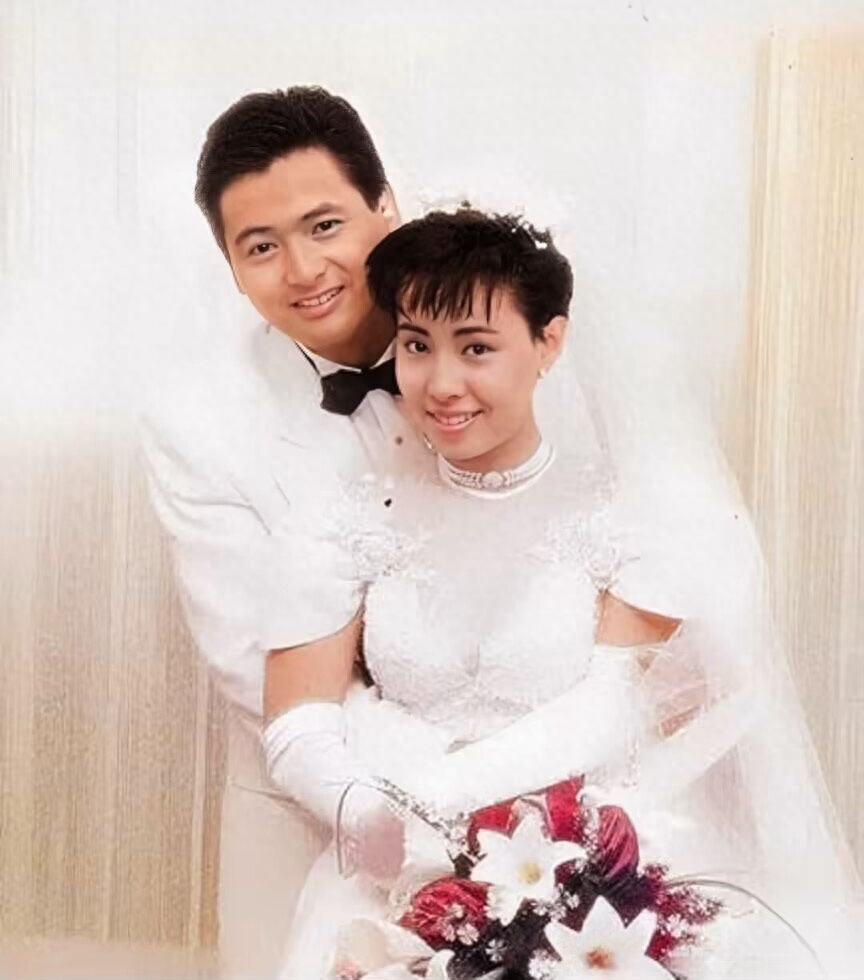 周润发个人资料：亲姐姐做洗碗工，一生未婚，他为此遭非议