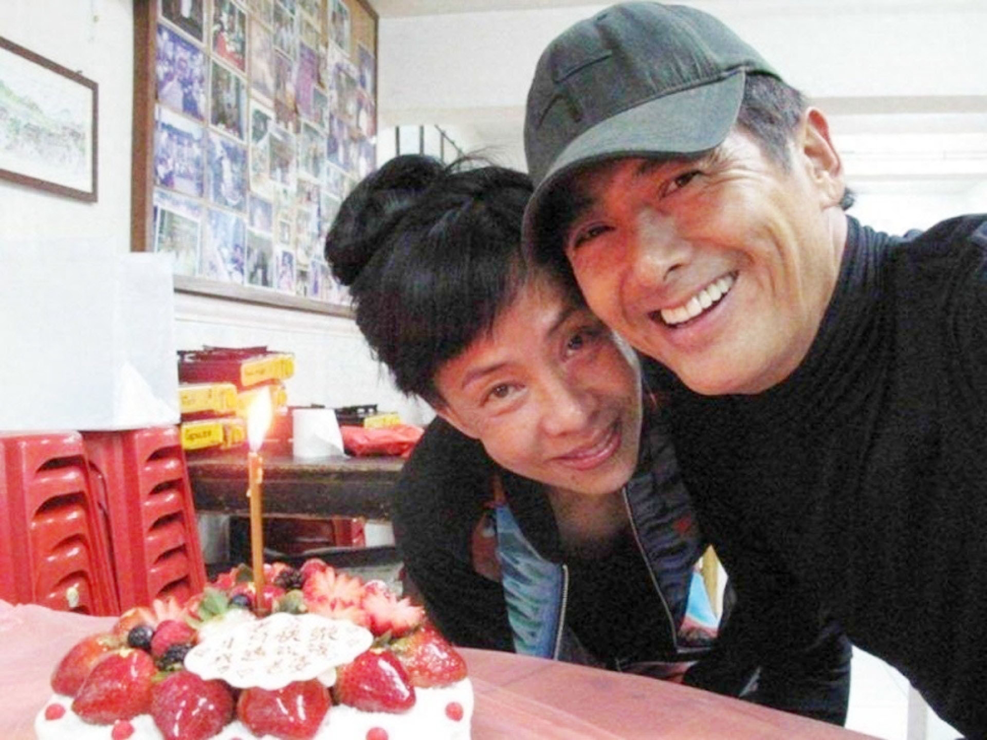 周润发个人资料：亲姐姐做洗碗工，一生未婚，他为此遭非议