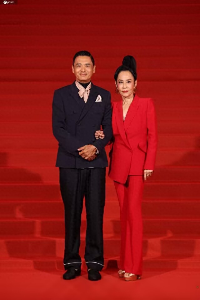 周润发个人资料：亲姐姐做洗碗工，一生未婚，他为此遭非议