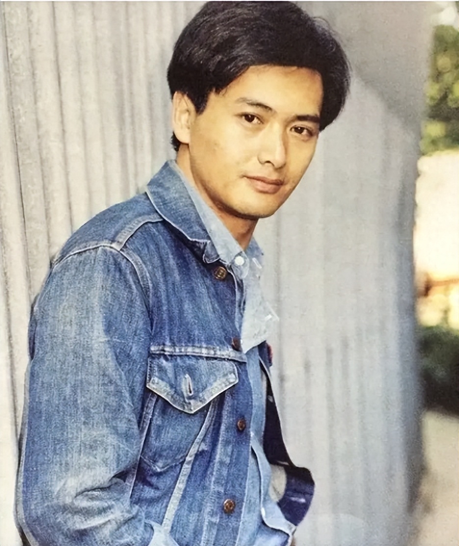 周润发个人资料：亲姐姐做洗碗工，一生未婚，他为此遭非议