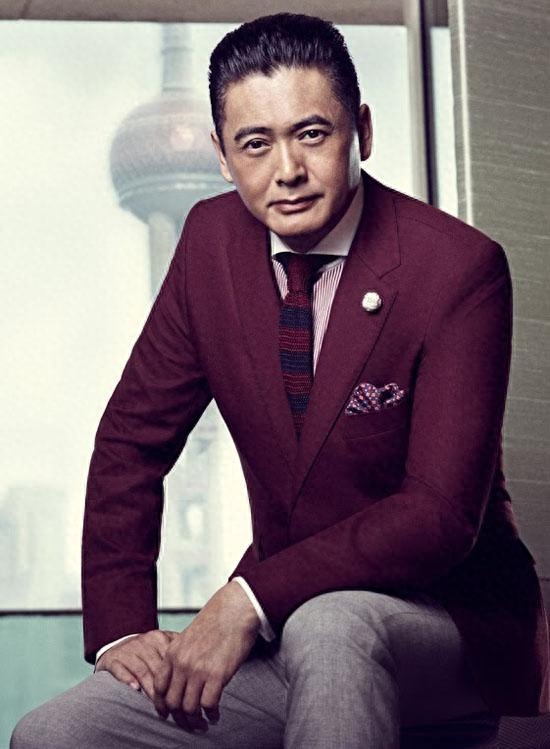 周润发个人资料：亲姐姐做洗碗工，一生未婚，他为此遭非议