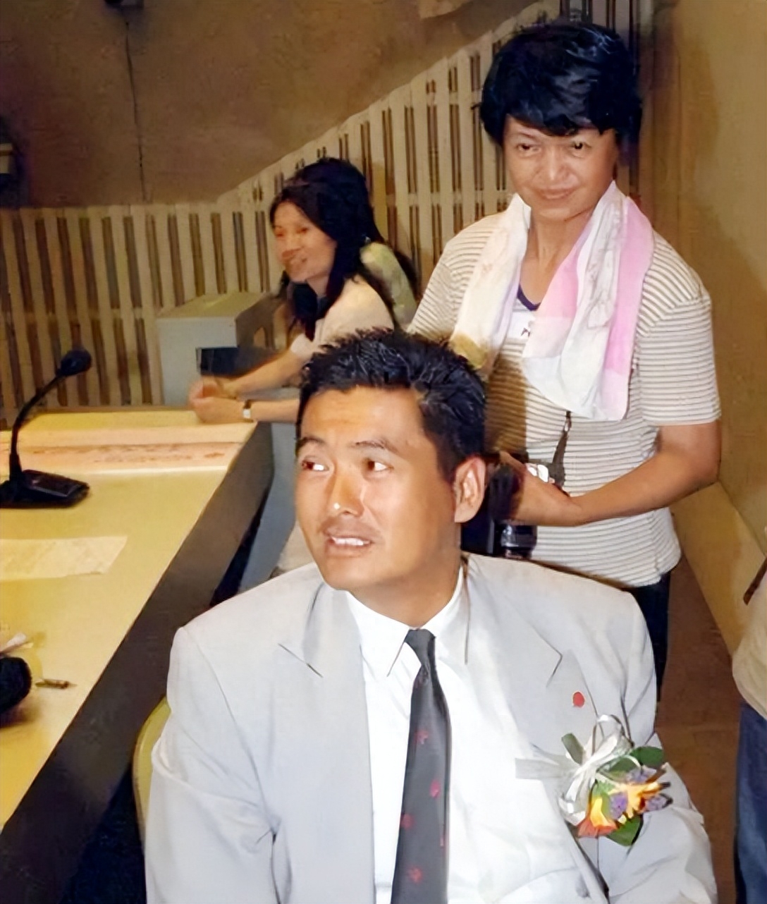 周润发个人资料：亲姐姐做洗碗工，一生未婚，他为此遭非议