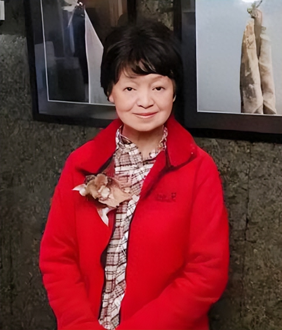 周润发个人资料：亲姐姐做洗碗工，一生未婚，他为此遭非议
