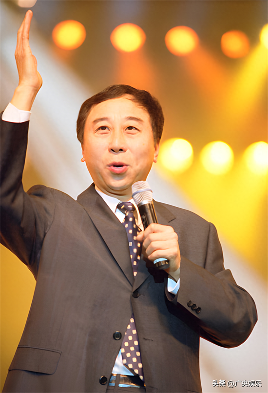 冯巩的荣耀家族个人资料：一代代名人辈出，他们的故事你知道吗？