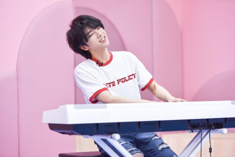 华晨宇个人资料介绍家世（华晨宇：满身光环的富二代，是音乐鬼才，为何突然跌下神坛？）