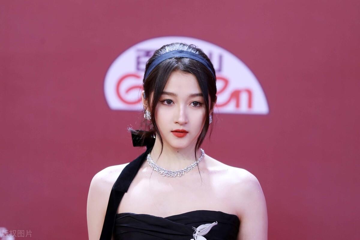 关晓彤个人简历资料：璀璨之星、为新女星代言