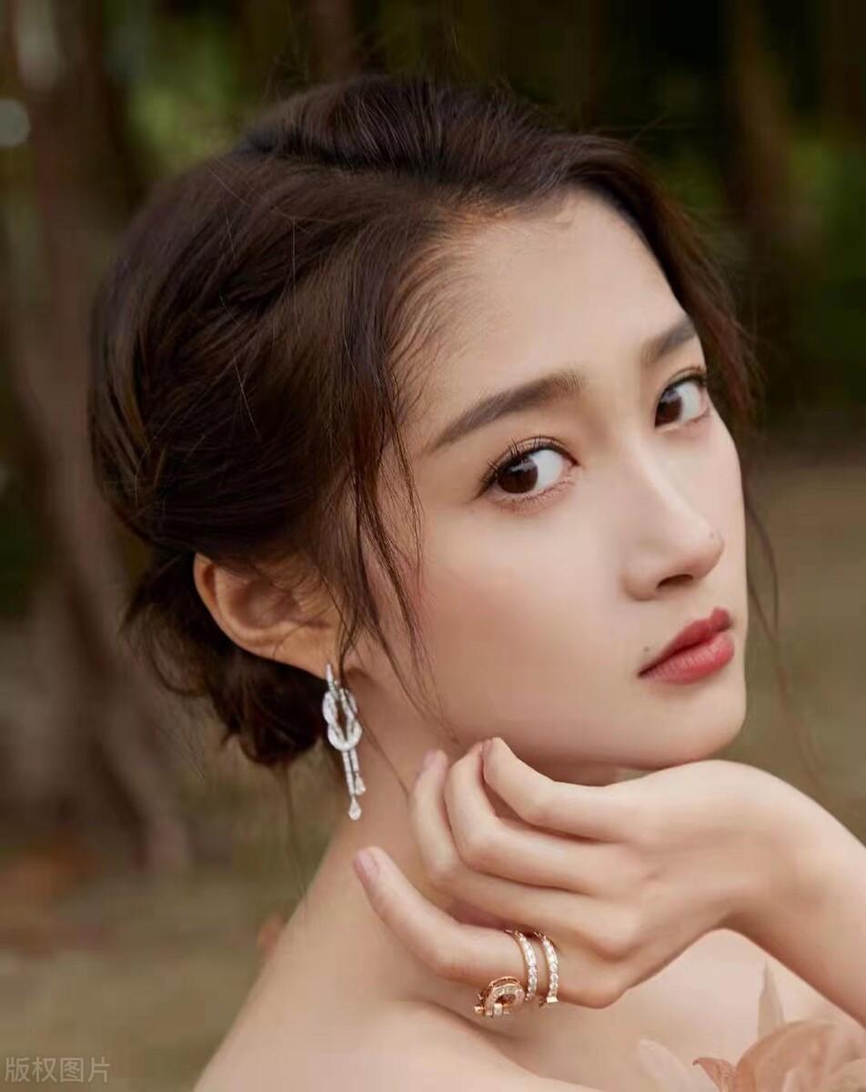 关晓彤个人简历资料：璀璨之星、为新女星代言