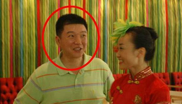 “嫁人即翻身”？比童瑶大17岁的老公王冉，背景到底有多强大？