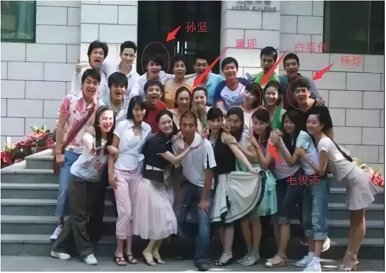 “嫁人即翻身”？比童瑶大17岁的老公王冉，背景到底有多强大？