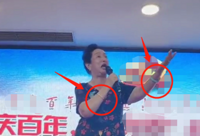 ​韩红的妈妈是谁(韩红八旬母亲近照罕曝光！穿碎花裙身姿挺拔，手戴玉镯打扮精致