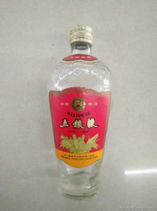 ​九十年代五粮液包装(九十年代的五粮液多少钱一瓶)