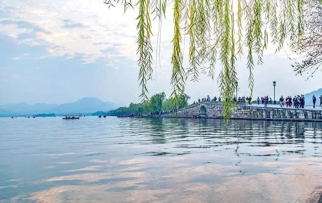 西湖历史简介(西湖的历史背景简介)