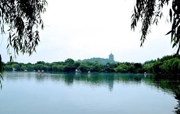 西湖历史简介(西湖的历史背景简介)