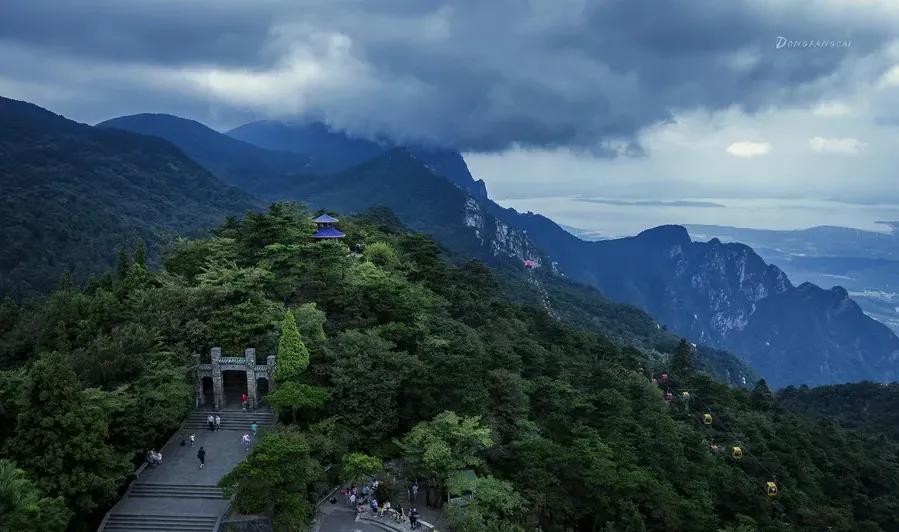 国内最值得去的十大旅游胜地(中国旅游必去十大景点)