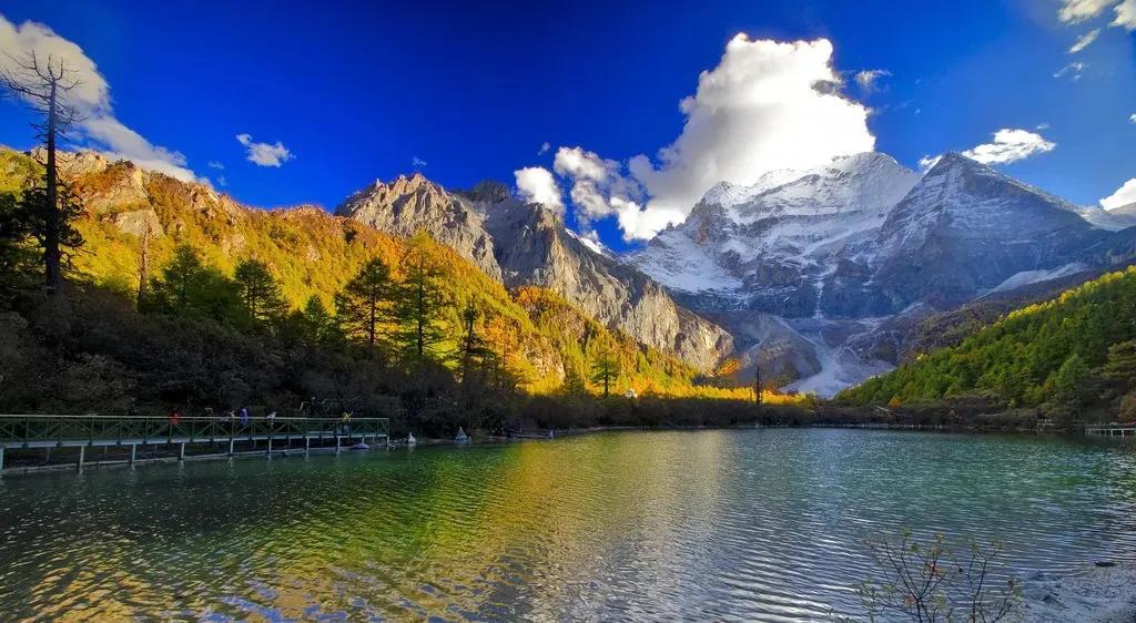 国内最值得去的十大旅游胜地(中国旅游必去十大景点)