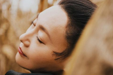 惠英红：从街头乞丐到影星，靠卖口香糖长大，她的成名史藏有“隐痛”